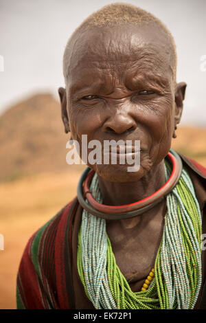 Seniorin Karamojong, in der Nähe von Kapedo Dorf, Kaabong District, Uganda Stockfoto