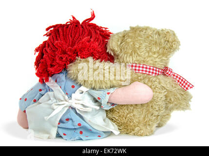 Rückansicht des alten Stoffpuppe und Teddy Bären umarmen isoliert auf weiß. Stockfoto
