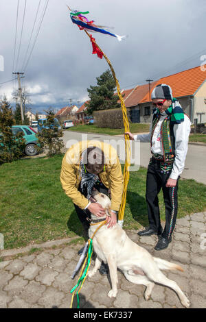 Ostermontag - jungen führt durch das Dorf mit einer Peitsche und Auspeitschung Mädchen, Sakvice, Süd-Mähren, Tschechische Republik Stockfoto