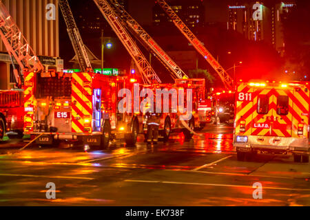 Los Angeles, Kalifornien, USA. 7. April 2015. Hallo Aufstieg Feuer in Los Angeles.Firefighters gerettet 2 Zivilisten aus einem Feuer in Los Angeles. Bildnachweis: Chester Brown/Alamy Live-Nachrichten Stockfoto