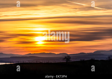 Ardara, County Donegal, Irland. 8. April 2015. Irland Wetter. Sonnenaufgang über der Westküste. Bildnachweis: Richard Wayman/Alamy Live-Nachrichten Stockfoto