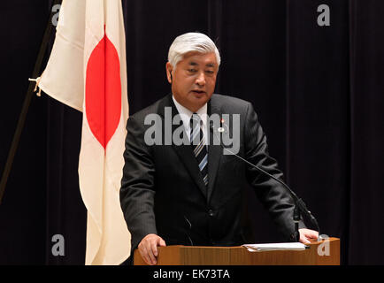 Tokio, Japan. 8. April 2015. Japans Defense Minister Gen Nakatani (R) schütteln Hände während einer Pressekonferenz des Ministers am Mittwoch, 8. April 2015, in Tokio, Japan. Bildnachweis: Junko Kimura-Matsumoto/Jana Presse/ZUMA Draht/Alamy Live News Stockfoto