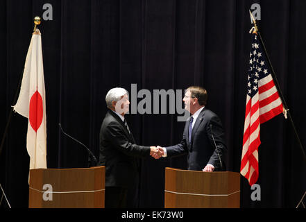 Tokio, Japan. 8. April 2015. U.S. Defense Secretary Ash Carter (R) und Japans Defense Minister Gen Nakatani (R) Handschlag während einer Pressekonferenz des Ministers am Mittwoch, 8. April 2015, in Tokio, Japan. Bildnachweis: Junko Kimura-Matsumoto/Jana Presse/ZUMA Draht/Alamy Live News Stockfoto