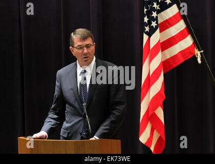 Tokio, Japan. 8. April 2015. US-Verteidigungsminister Ash Carter spricht während einer Pressekonferenz des Ministers am Mittwoch, 8. April 2015, in Tokio, Japan. Bildnachweis: Junko Kimura-Matsumoto/Jana Presse/ZUMA Draht/Alamy Live News Stockfoto