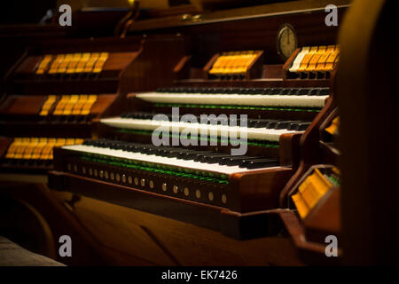 Kirchenorgel mit drei Tastaturen 1931 gebaut. Stockfoto