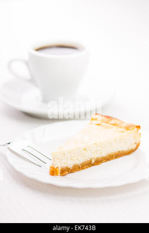 Frühstück-Hintergrund. Restaurant-Menü-Hintergrund. Tasse Kaffee mit Käsekuchen auf weißen Tisch. Stockfoto