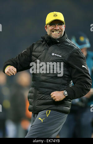 Dortmund, Deutschland. 7. April 2015. Dortmund-Trainer Juergen Klopp feiert am Ende das deutsche DFB-Pokal-Viertelfinale-Fußballspiel zwischen Borussia Dortmund und 1899 Hoffenheim im Signal-Iduna-Park in Dortmund, Deutschland, 7. April 2015. Dortmund gewann 3: 2 nach Verlängerung. Foto: Friso Gentsch/Dpa/Alamy Live News Stockfoto