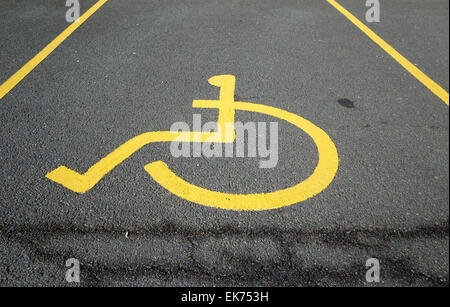 Melden Sie auf einem Parkplatz, der darauf hinweist, dass der Parkplatz für behinderte Fahrer mit einem blue-Badge reserviert ist Stockfoto