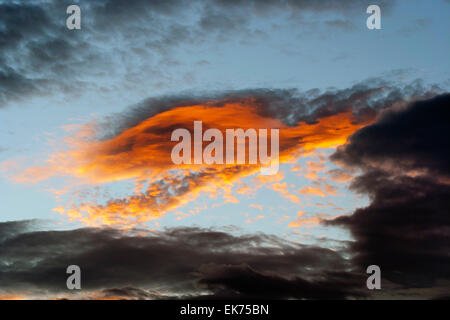 Himmel bei Sonnenuntergang - feurige Wolke Stockfoto