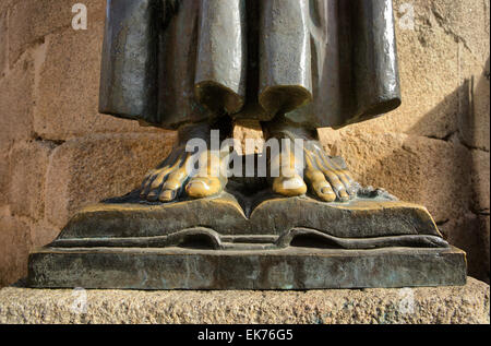 Bonze Statue Füße über Buch von Mönch San Pedro de Alcantara, Caceres, Spanien Stockfoto