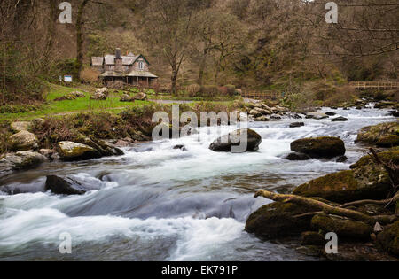 Der Fluss fließt in den National Trust Watersmeet Stockfoto