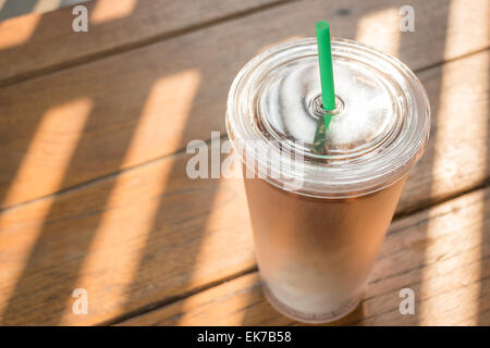 Doppelte Wand Glas eisgekühlten Kaffee Latte, Fotoarchiv Stockfoto
