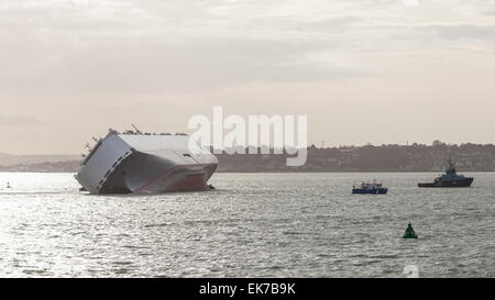 Die betroffenen Autotransporter, Hoegh Osaka, das lief am Ufer Bramble im Solent Stockfoto