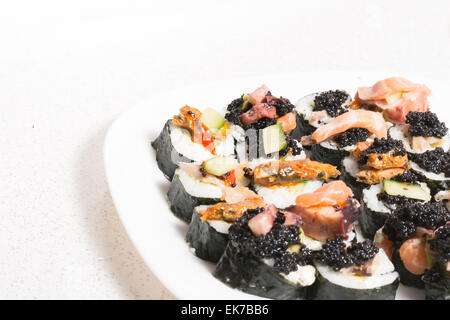 Hausgemachte Sushi in einem weißen Teller mit Wasabi und Kaviar Stockfoto