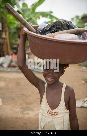 Kind in Grand Bassam, Elfenbeinküste, Westafrika. Stockfoto