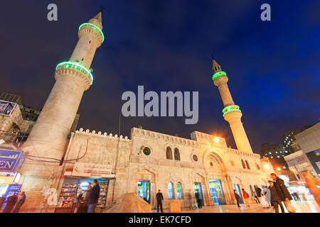 Amman, Jordanien - März 22,2015: Passanten vor der Grand Husseini-Moschee im Zentrum von Amman. Stockfoto