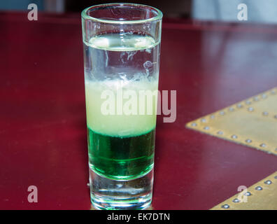 Barkeeper machen alkoholische Aufnahmen im Nachtclub. Stockfoto