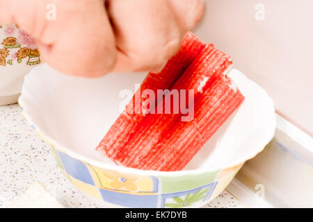 Hände Kochen Sushi mit Krabben Rollen. Stockfoto