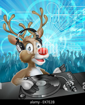 Ein Cartoon Weihnachten Rentier DJ Kopfhörer an den Rekord Decks mit Party tanzen Menge im Hintergrund Stockfoto