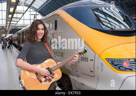 St. Pancras International Station, London, UK.  8. April 2015.  Natalie Shay, ein 16 jährige Musiker aus Enfield, Nordlondon und aktuelle Student an der BRIT School for Performing Arts einsteigen in den Eurostar Zug in Paris durchführen.  Ihre Reise ist das Ergebnis wird mit dem Eurostar ausgezeichnet sowie der Jugend-Kategorie im letzten Jahr Straßenmusik Wettbewerb Rathaus Gigs. Bildnachweis: Stephen Chung/Alamy Live-Nachrichten Stockfoto