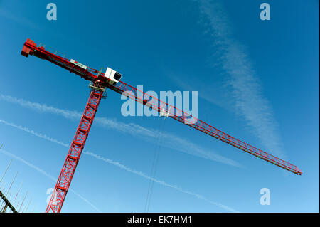 Große rote Kran gegen blauen Himmel Stockfoto