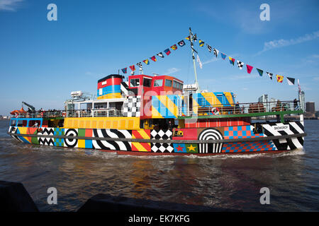 Fluß Mersey Fähre Dazzle Schiff. Entworfen von Sir Peter Blake, das Cover von Sgt. Pepper für The Beatles gestaltet Stockfoto