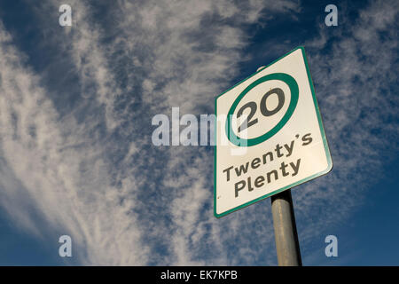 Eine perspektivische Ansicht einer zwanzig viel Geschwindigkeit Beschränkung Schild mit dramatische Wolken im Hintergrund. Glasgow, Scotland, UK Stockfoto