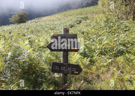 Melden Sie sich an den Kugelschreiber Tal Markierung Wanderwege, Playras und Col de Nede in der Nähe von Sentein, Ariege, Midi-Pyrenäen, Süd-west Frankreich Stockfoto