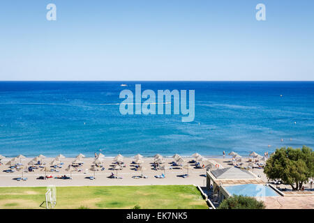 Faliraki-Hotel-Resort auf der Insel Rhodos in Griechenland, Ansicht von oben am berühmten Strand mit Palmen und Sonnenschirmen Stockfoto