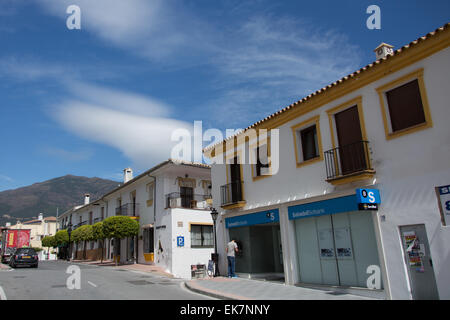 Mann mit einem ATM bei Banco Sabadell Bank in Andalusien Spanien Stockfoto