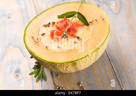 frische Melone Suppe mit Parma Schinken und Lavendel Blume Stockfoto