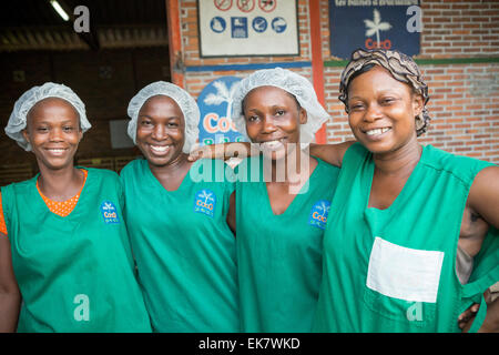 Mitarbeiter stehen zusammen auf einer Kokosnuss-Produktionsstätte in Grand Bassam, Elfenbeinküste, Westafrika. Stockfoto