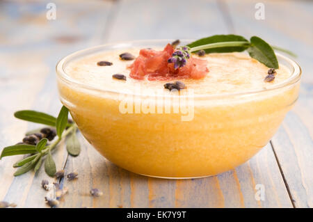 frische Melone Suppe mit Parma Schinken und Lavendel Blume Stockfoto