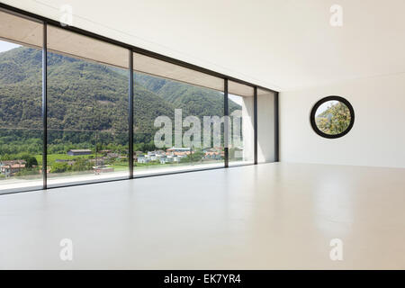 Haus, Interieur, moderne Architektur, große Zimmer, Blick aus Fenster Stockfoto