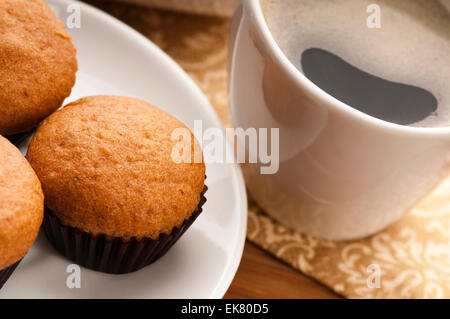 Kaffee und Zimt muffins Stockfoto