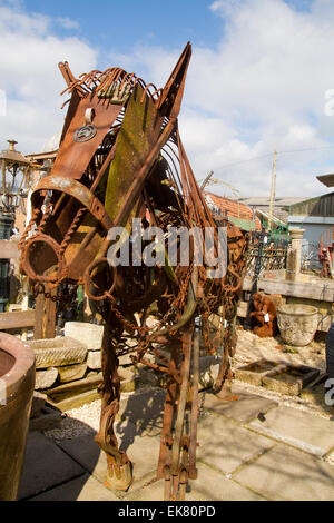 Iron Horse hergestellt aus Alteisen am Brunnen Reclamation Yard in Wells, Somerset, England Stockfoto