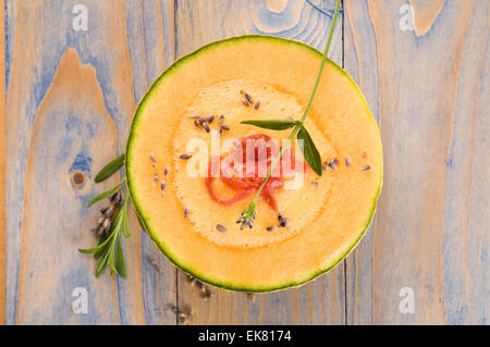frische Melone Suppe mit Parma Schinken und Lavendel Blume Stockfoto