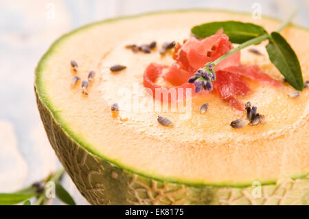 frische Melone Suppe mit Parma Schinken und Lavendel Blume Stockfoto