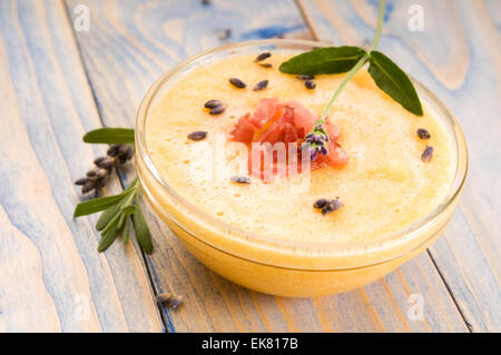 frische Melone Suppe mit Parma Schinken und Lavendel Blume Stockfoto