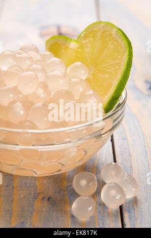 Tapioka-Perlen mit Kalk. weiße Blase Tee Zutaten Stockfoto
