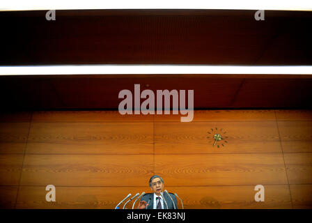 Tokio, Japan. 8. April 2015. Gouverneur der Bank of Japan (BOJ) Haruhiko Kuroda besucht eine Pressekonferenz im BOJ Hauptquartier in Tokio, Japan, 8. April 2015. BOJ wehrte weitere Lockerung Maßnahmen, wie sie kämpft das Land Flatlining Inflation ziehen, die einen massiven Konjunkturprogramm vor zwei Jahren ins Leben gerufen hinwegsetzt. © Stringer/Xinhua/Alamy Live-Nachrichten Stockfoto