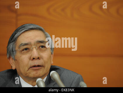 Tokio, Japan. 8. April 2015. Gouverneur der Bank of Japan (BOJ) Haruhiko Kuroda besucht eine Pressekonferenz im BOJ Hauptquartier in Tokio, Japan, 8. April 2015. BOJ wehrte weitere Lockerung Maßnahmen, wie sie kämpft das Land Flatlining Inflation ziehen, die einen massiven Konjunkturprogramm vor zwei Jahren ins Leben gerufen hinwegsetzt. © Stringer/Xinhua/Alamy Live-Nachrichten Stockfoto