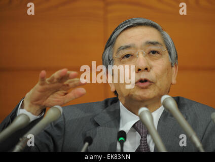 Tokio, Japan. 8. April 2015. Gouverneur der Bank of Japan (BOJ) Haruhiko Kuroda besucht eine Pressekonferenz im BOJ Hauptquartier in Tokio, Japan, 8. April 2015. BOJ wehrte weitere Lockerung Maßnahmen, wie sie kämpft das Land Flatlining Inflation ziehen, die einen massiven Konjunkturprogramm vor zwei Jahren ins Leben gerufen hinwegsetzt. © Stringer/Xinhua/Alamy Live-Nachrichten Stockfoto