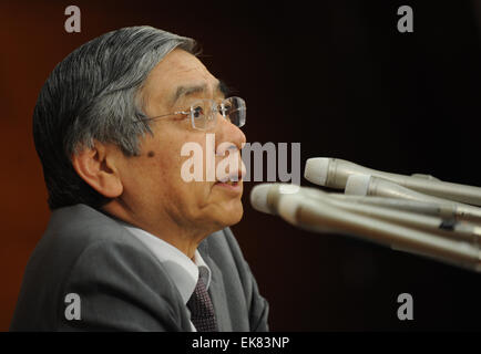 Tokio, Japan. 8. April 2015. Gouverneur der Bank of Japan (BOJ) Haruhiko Kuroda besucht eine Pressekonferenz im BOJ Hauptquartier in Tokio, Japan, 8. April 2015. BOJ wehrte weitere Lockerung Maßnahmen, wie sie kämpft das Land Flatlining Inflation ziehen, die einen massiven Konjunkturprogramm vor zwei Jahren ins Leben gerufen hinwegsetzt. © Stringer/Xinhua/Alamy Live-Nachrichten Stockfoto