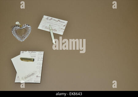 Satz von Buchstaben, Feder und Federhalter in Herzform. Stockfoto