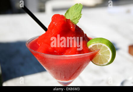 Erdbeer-Daiquiri cocktail in einer Bar in Mallorca, Spanien Stockfoto