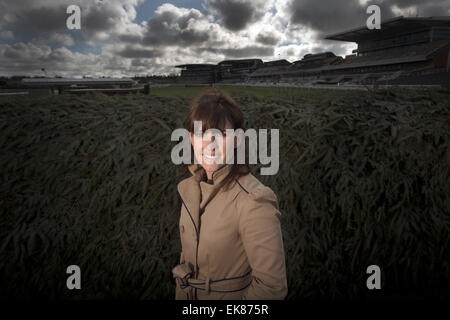 Irische jockey Katie Walsh, neben dem Stuhl, eines der anspruchsvollsten Zäune auf dem Golfplatz Grand National in Aintree, Liverpool abgebildet. Walsh wurde Dritter in der 2012 Grand National auf Wolfsbarsch, indem er ihr das höchste Finish für einen weiblichen Konkurrenten. Walsh ist die Tochter von Amateur Sprung Jockey, Trainer und TV-Experte, Ted Walsh und die Schwester der Spitzenklasse Sprung Jockey, Ruby Walsh. Stockfoto