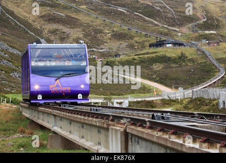 Die 2 gibt Km lange Cairn Gorm Berg Standseilbahn, die höchsten in Großbritannien nach einem Ausflug auf den Gipfel der Cair Stockfoto