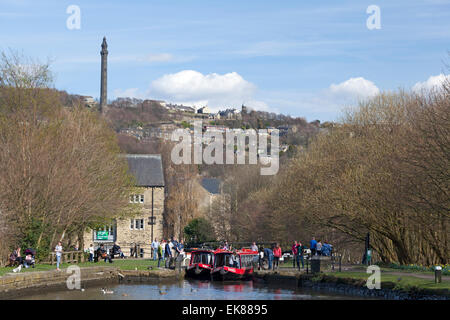 Narrowboats verlassen Schloss auf dem Rochdale Kanal mit Wainhouse Turm in der Ferne, Sowerby Bridge, West Yorkshire Stockfoto