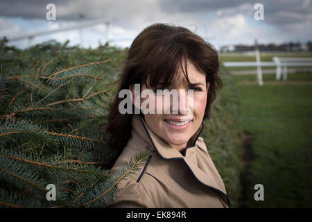 Irische jockey Katie Walsh, neben dem Stuhl, eines der anspruchsvollsten Zäune auf dem Golfplatz Grand National in Aintree, Liverpool abgebildet. Walsh wurde Dritter in der 2012 Grand National auf Wolfsbarsch, indem er ihr das höchste Finish für einen weiblichen Konkurrenten. Walsh ist die Tochter von Amateur Sprung Jockey, Trainer und TV-Experte, Ted Walsh und die Schwester der Spitzenklasse Sprung Jockey, Ruby Walsh. Stockfoto